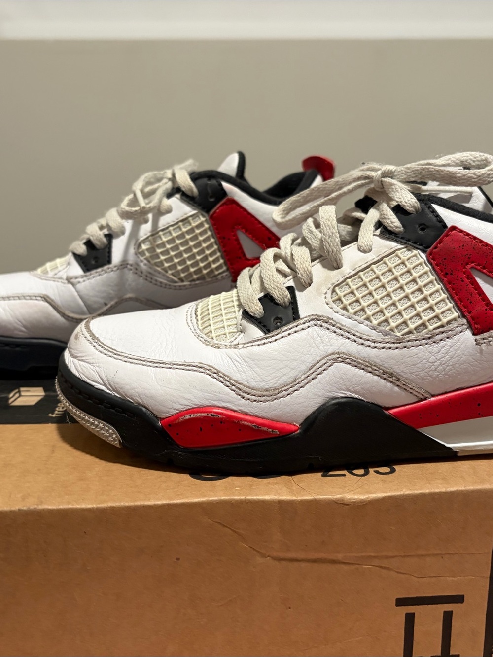 Jordan 4 kids shoes “Red cement” size : 2Y